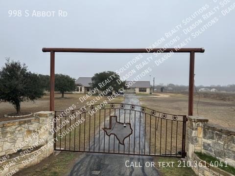 998 S Abbot Rd in Adkins, TX - Building Photo