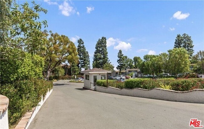 394 Miraleste Dr-Unit -496 in Los Angeles, CA - Building Photo - Building Photo