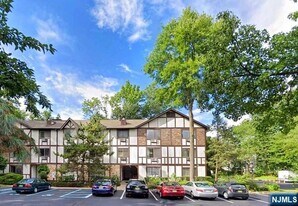 1412 Faulkner Ct in Mahwah, NJ - Building Photo