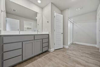 2008 Apalis Dr in Denton, TX - Foto de edificio - Building Photo