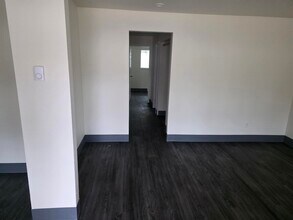 300 Whitesell Ave W, Unit 300-2 in Monmouth, OR - Foto de edificio - Building Photo