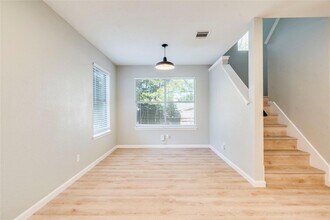 13808 Lothian Dr in Pflugerville, TX - Foto de edificio - Building Photo