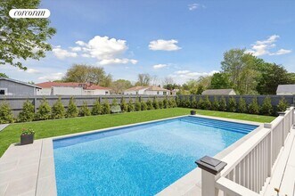 53 Windward Way in Southampton, NY - Building Photo - Building Photo