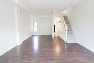 900 Manning Ave in Toronto, ON - Building Photo - Building Photo