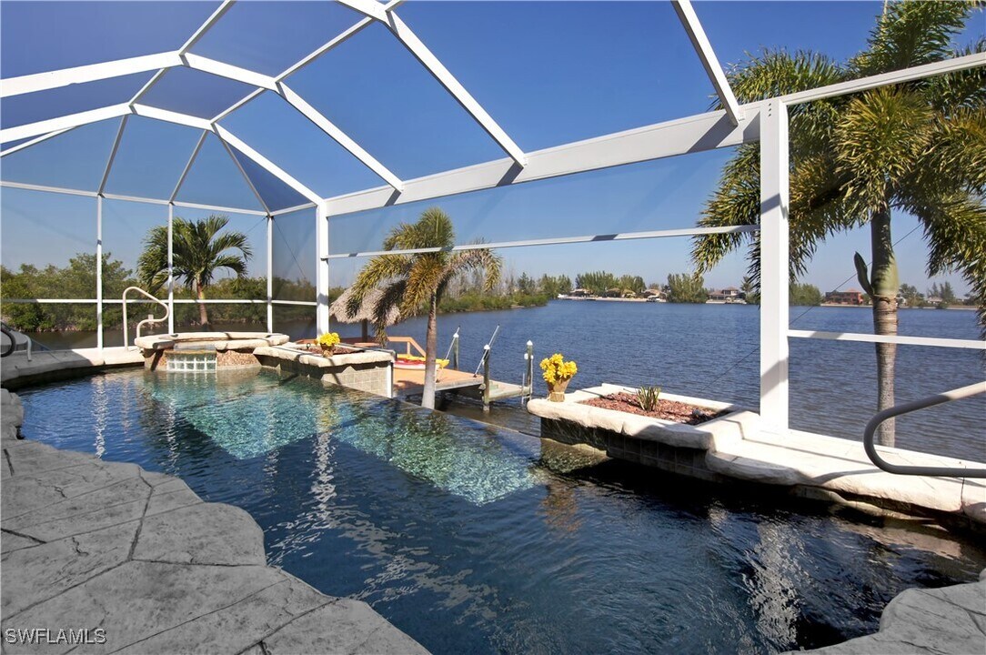 4323 NW 24th Terrace in Cape Coral, FL - Foto de edificio