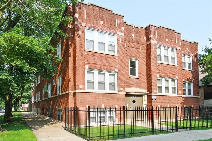 7956 S Burnham Ave in Chicago, IL - Building Photo