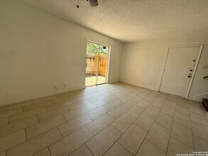 223 Sprucewood Ln in San Antonio, TX - Building Photo - Building Photo