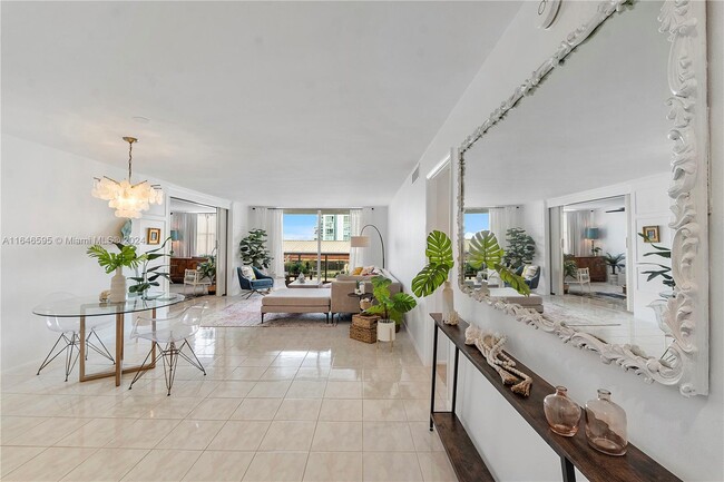 6039 Collins Ave, Unit 934 in Miami Beach, FL - Building Photo - Building Photo