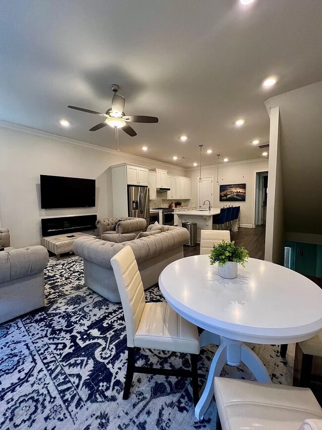 Room in Townhome on La Dawn Ln NW in Atlanta, GA - Building Photo - Building Photo