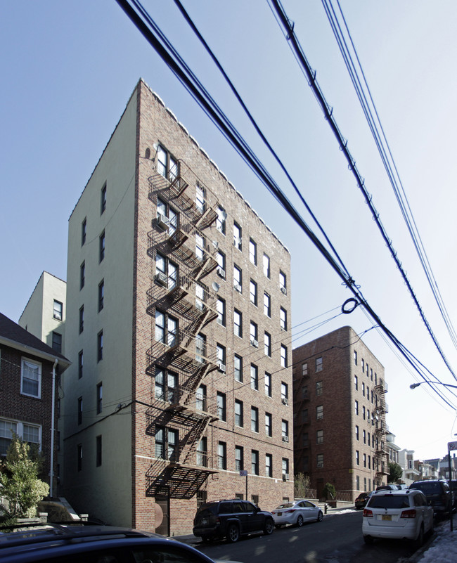 645 E 231st St in Bronx, NY - Foto de edificio - Building Photo