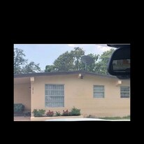 2910 NW 47th St in Miami, FL - Building Photo
