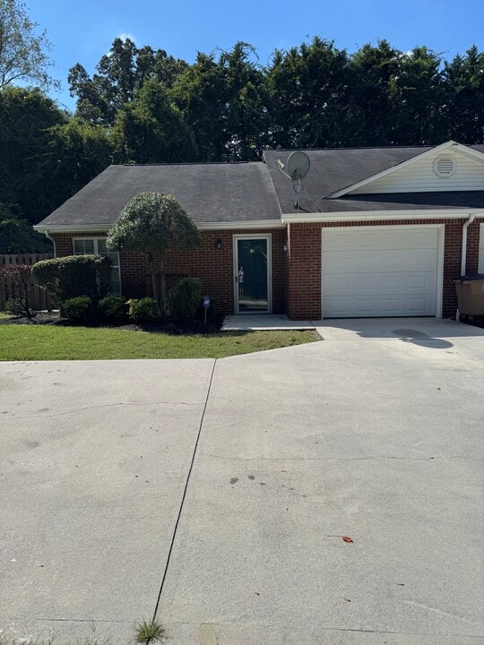 7204 S Northshore Dr in Knoxville, TN - Building Photo