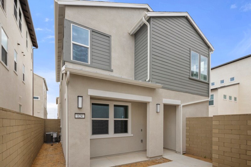 124 Tiffin in Irvine, CA - Building Photo