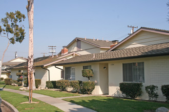 Huntington Sands Apartments in Huntington Beach, CA - Building Photo - Building Photo