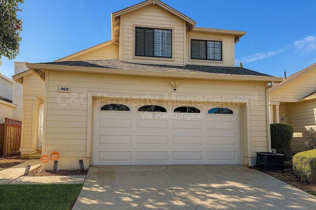 960 Buckskin Terrace in Brentwood, CA - Building Photo