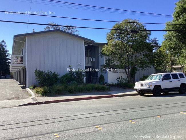 445 S E St in Santa Rosa, CA - Foto de edificio - Building Photo