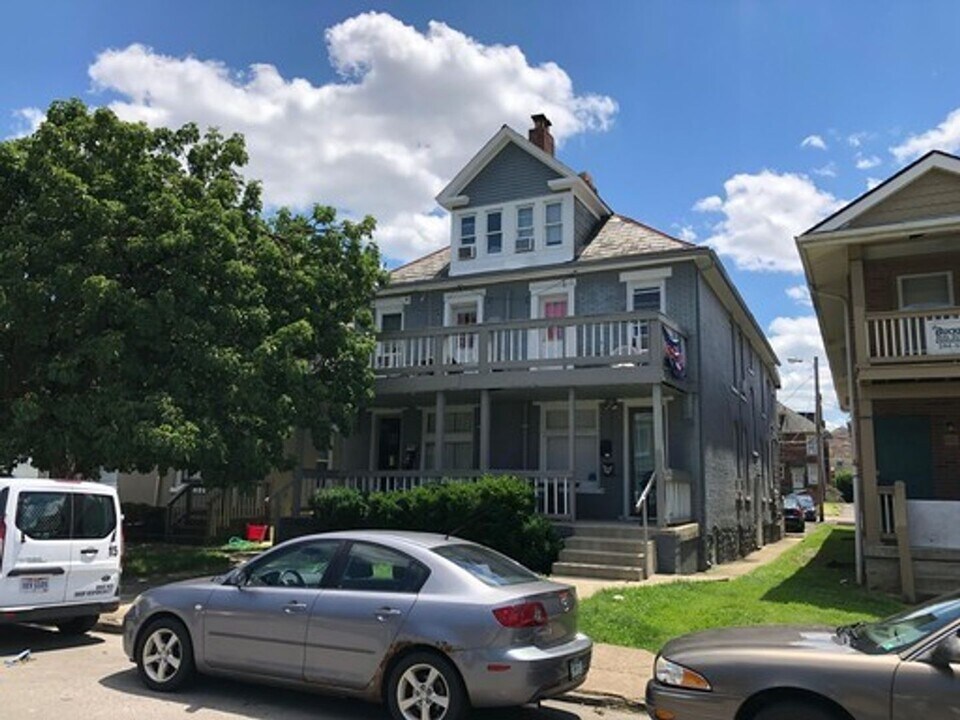 145-147 Chittenden Ave in Columbus, OH - Building Photo