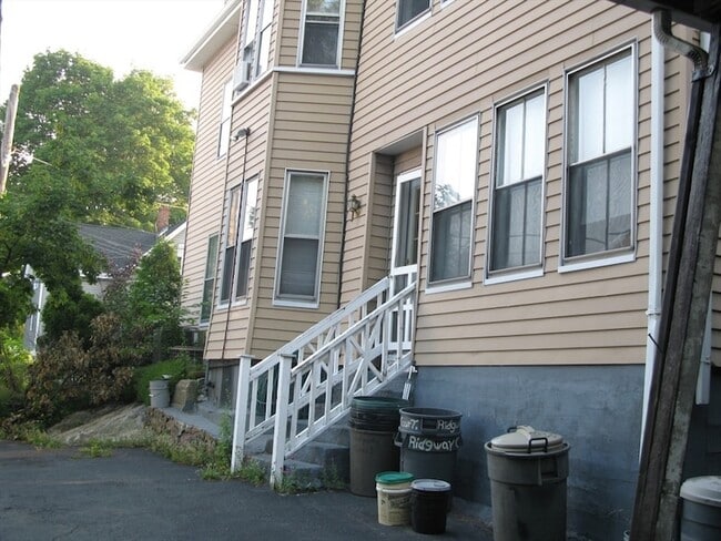 31 Ridgeway St, Unit 1 in Lynn, MA - Foto de edificio - Building Photo