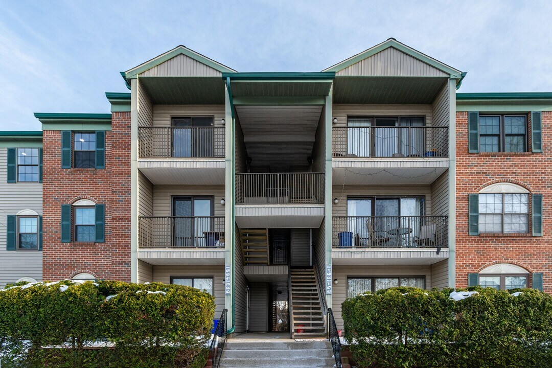 69 Fisher Dr in Franklin Township, NJ - Foto de edificio
