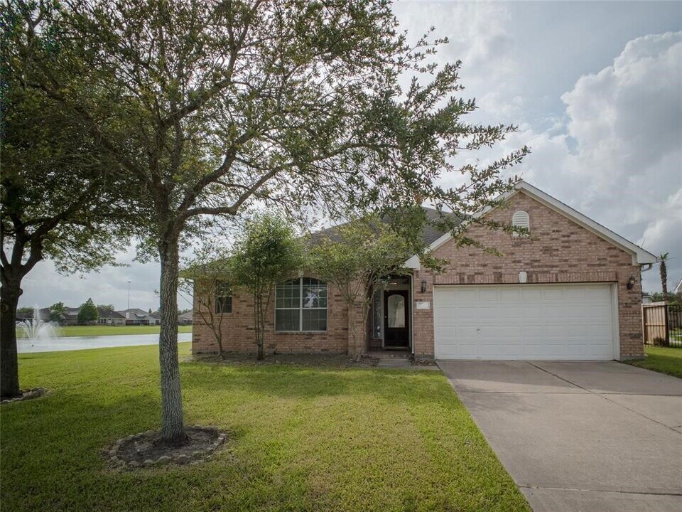 2726 S Cedar Hollow Dr in Pearland, TX - Foto de edificio