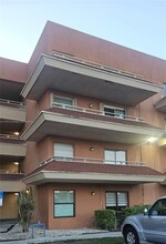 17530 NW 68th Ave in Hialeah, FL - Building Photo - Building Photo