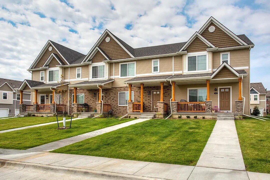 132 Cambridge Dr in West Des Moines, IA - Building Photo