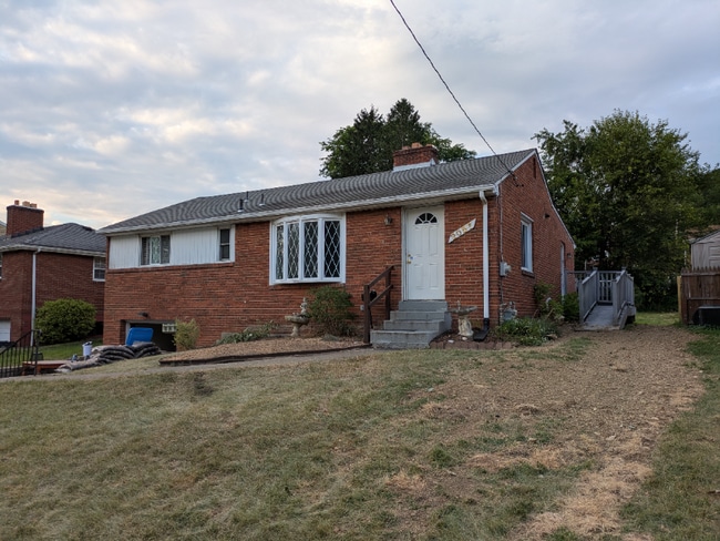 2057 Borland Rd in Pittsburgh, PA - Building Photo - Building Photo