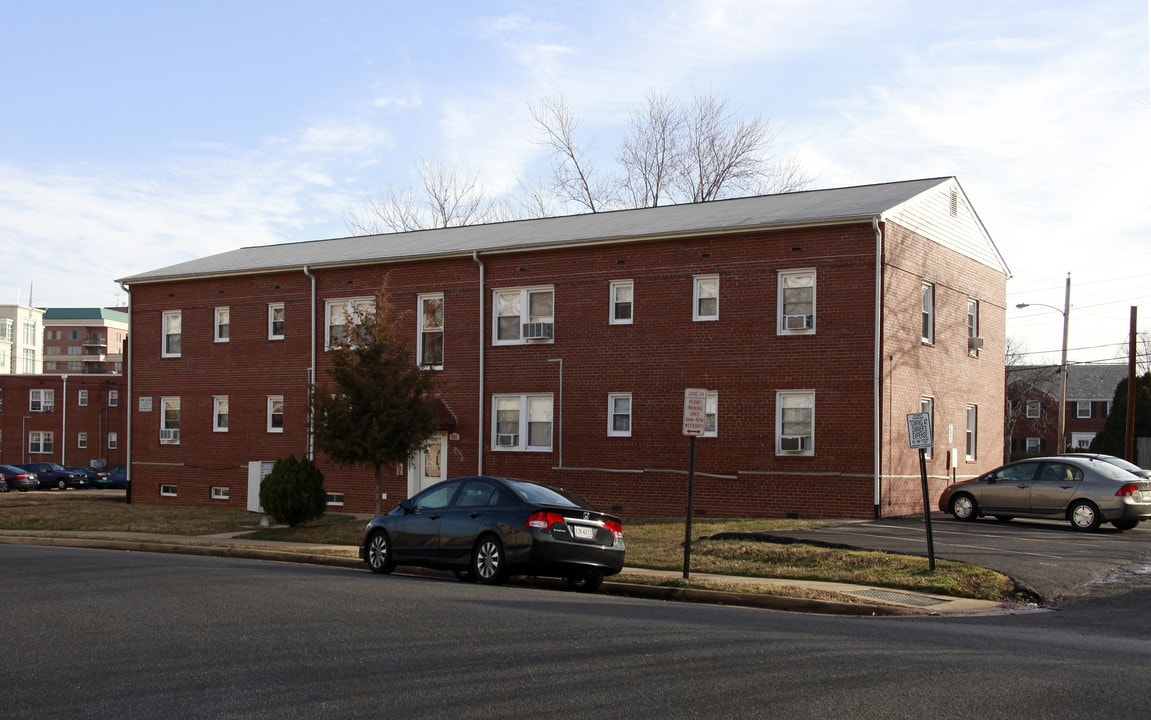 735 N Oakland St in Arlington, VA - Building Photo