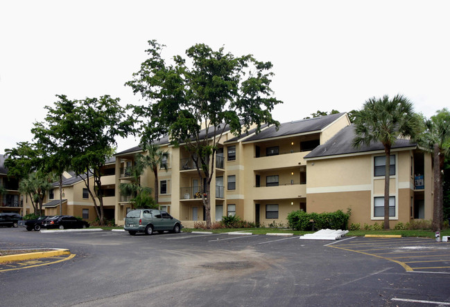 Summerbreeze Condominium in Sunrise, FL - Building Photo - Building Photo