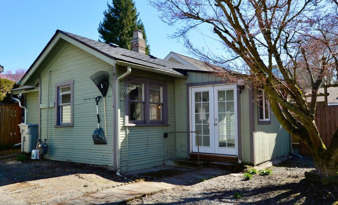 112 Wells Ave S in Renton, WA - Building Photo