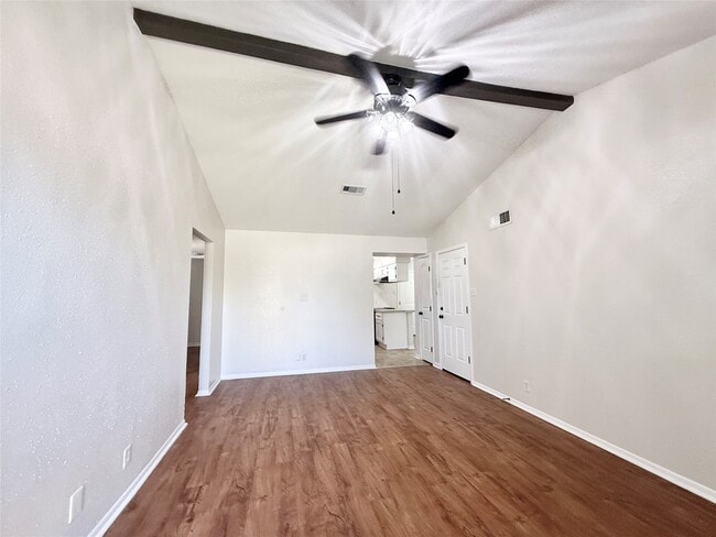 941 S Walker St in Angleton, TX - Building Photo - Building Photo