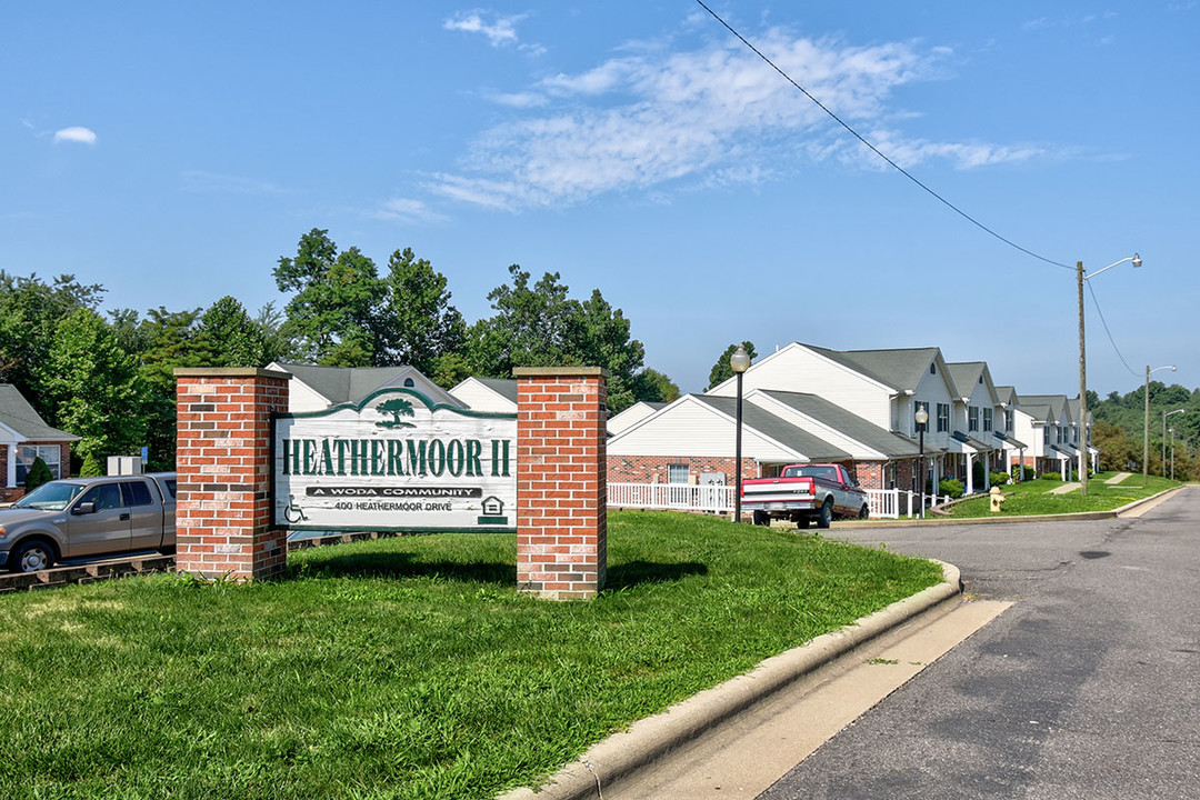 Heathermoor II in Weirton, WV - Foto de edificio