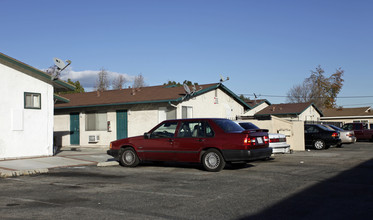 1339 W Stoneridge Ct in Ontario, CA - Foto de edificio - Building Photo