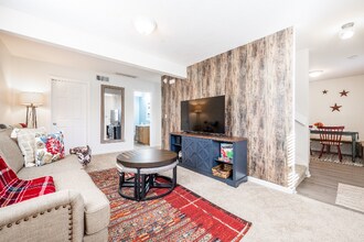 1310 S Woodlawn Ave in Bloomington, IN - Foto de edificio - Building Photo