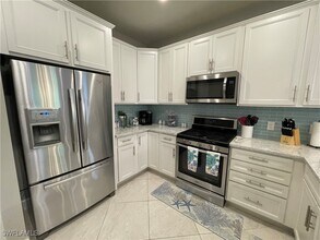 7627 Jacaranda Ln in Naples, FL - Foto de edificio - Building Photo