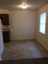 404 S Industrial St, Unit 1 in Lindale, TX - Foto de edificio - Building Photo
