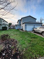 909 S School St, Unit B in Newberg, OR - Building Photo