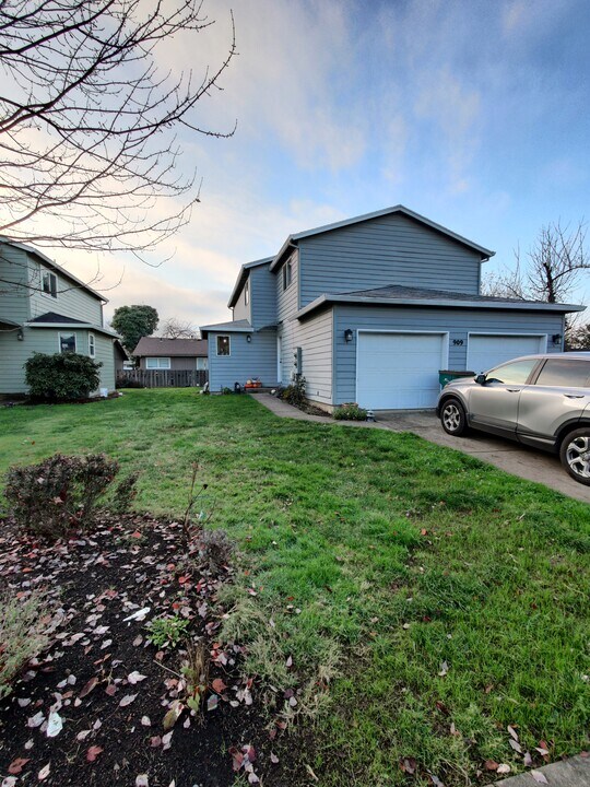 909 S School St, Unit B in Newberg, OR - Building Photo