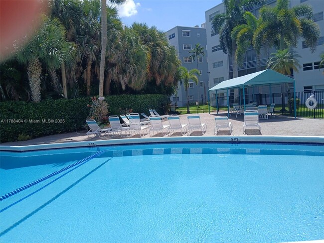 1425 Atlantic Shores Blvd in Hallandale Beach, FL - Building Photo - Building Photo