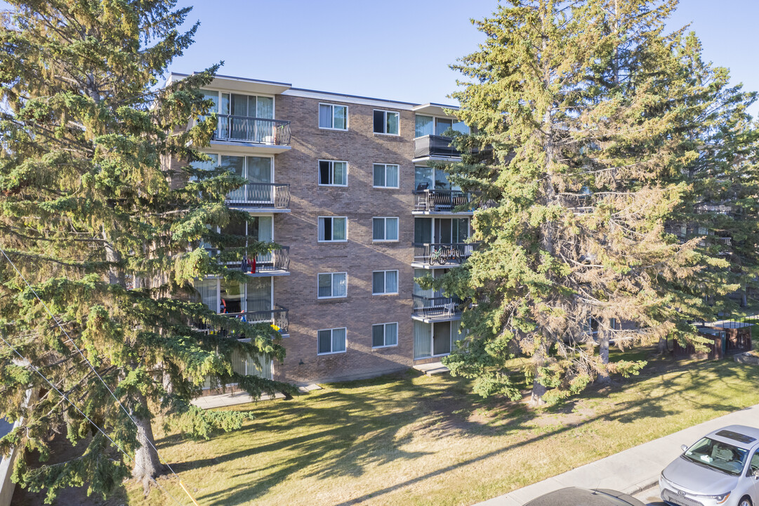 Elkwater Apartments in Calgary, AB - Building Photo