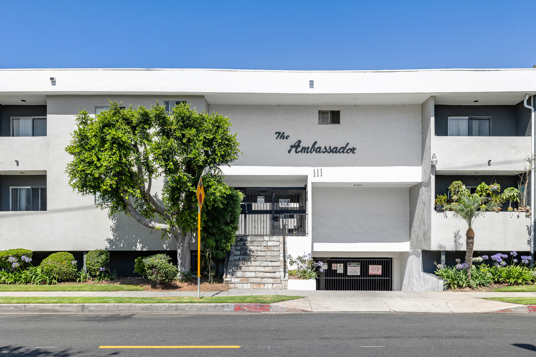 The Ambassador Apartments in Inglewood, CA - Foto de edificio