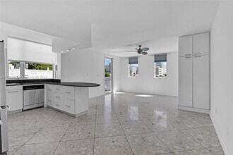 1532 Drexel Ave, Unit 401 in Miami Beach, FL - Building Photo - Building Photo