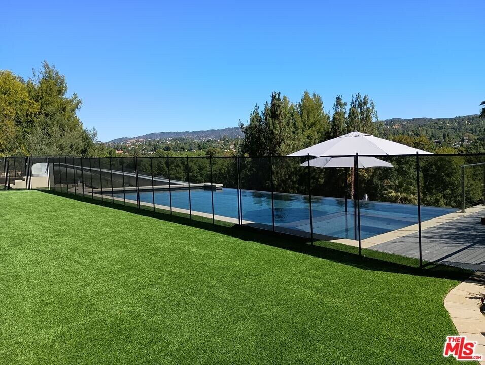 5900 Winnetka Ave in Los Angeles, CA - Building Photo