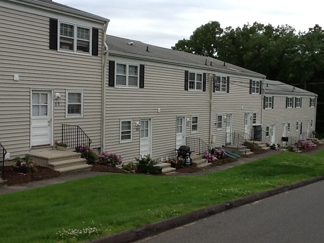 West Hill Apartments in Naugatuck, CT - Building Photo - Building Photo