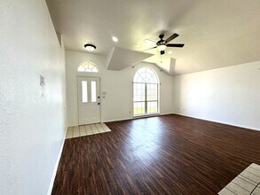 8732 San Joaquin Trail in Fort Worth, TX - Foto de edificio - Building Photo