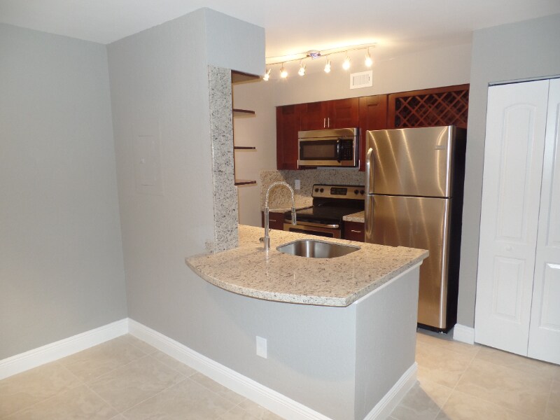 2880 N Oakland Forest Dr in Oakland Park, FL - Building Photo