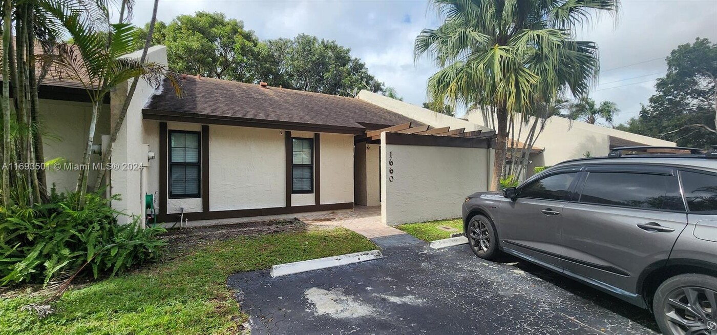 1660 NW 97th Way in Pembroke Pines, FL - Foto de edificio