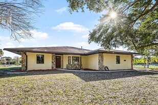 655 N Burnett Rd in Cocoa, FL - Building Photo