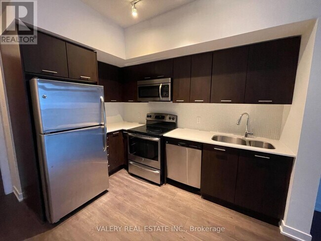 2200 Lake Shore Blvd W in Toronto, ON - Building Photo - Building Photo