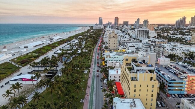 1330 Ocean Dr in Miami Beach, FL - Building Photo - Building Photo